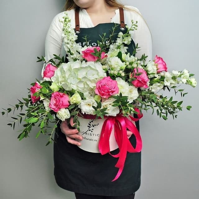 Композиция из Гортензии, Дельфиниума, Эустомы и Розы в шляпной коробке «Люби меня, Люби!» Композиция из Гортензии, Дельфиниума, Эустомы и Розы в шляпной коробке «Люби меня, Люби!»