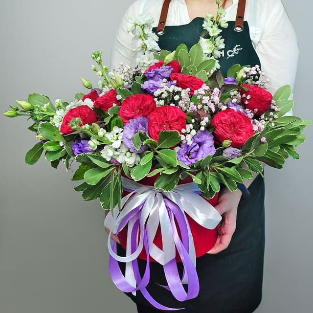 Композиция из Ред Пиано, Маттиолы, Дельфиниума и Эустомы в шляпной коробке «Жаклин» Композиция из Ред Пиано, Маттиолы, Дельфиниума и Эустомы в шляпной коробке «Жаклин»