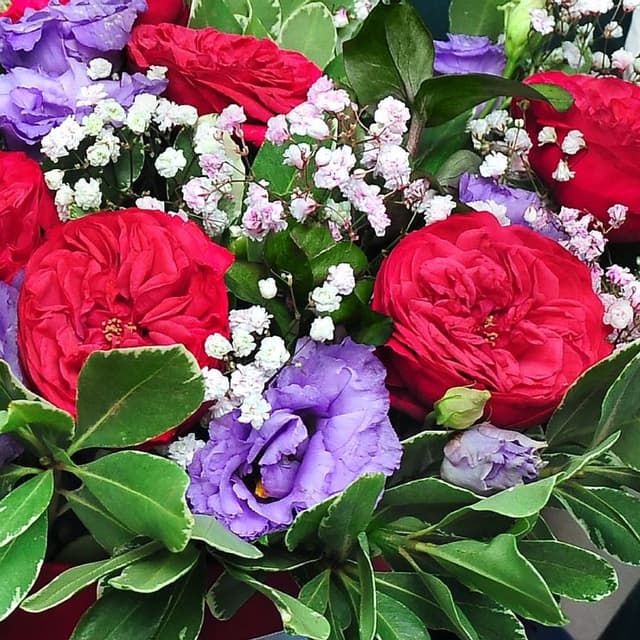 Композиция из Ред Пиано, Маттиолы, Дельфиниума и Эустомы в шляпной коробке «Жаклин» Композиция из Ред Пиано, Маттиолы, Дельфиниума и Эустомы в шляпной коробке «Жаклин»