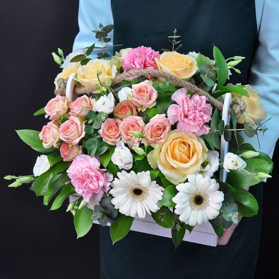 Композиция из Роз, Эустомы, Гермини и Эвкалипта «Обещание Любви»