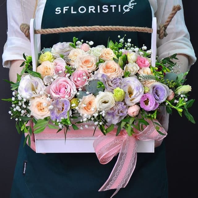 Композиция из Эустомы, Кустовых Роз и Фрезий в ящике «Лавандовые сны» Композиция из Эустомы, Кустовых Роз и Фрезий в ящике «Лавандовые сны»