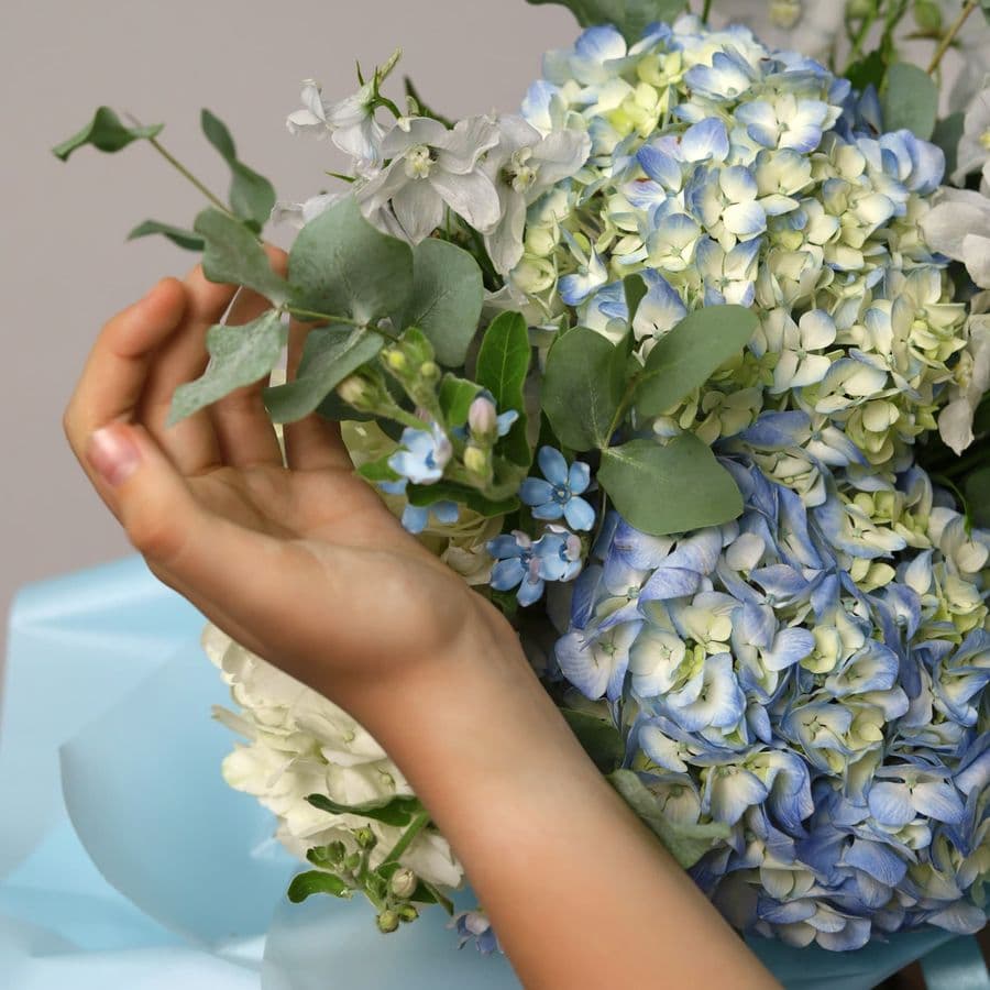 Букет из Гортензий и Дельфиниума «Дуновение ветра»