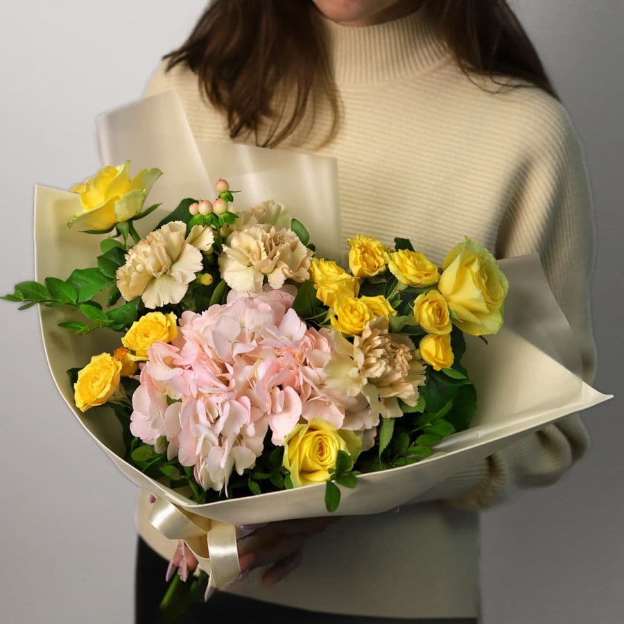 Букет из Гортензии, Гвоздик и Роз «Лимонный Зефир»