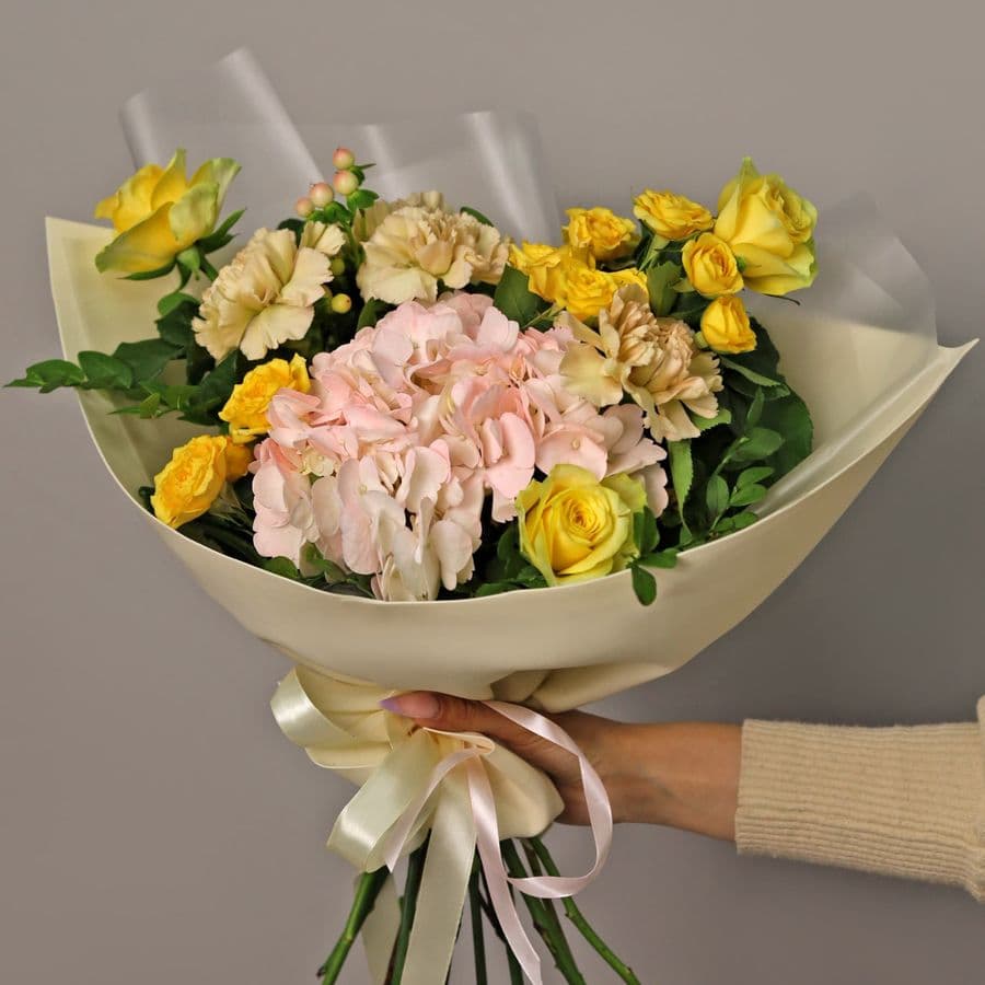 Букет из Гортензии, Гвоздик и Роз «Лимонный Зефир»