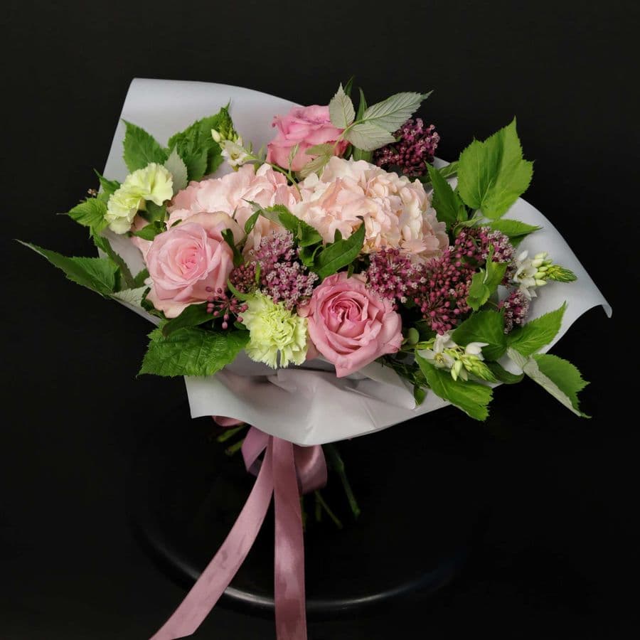 Букет из Гортензий, Роз и Гвоздик «Малиновая нежность»
