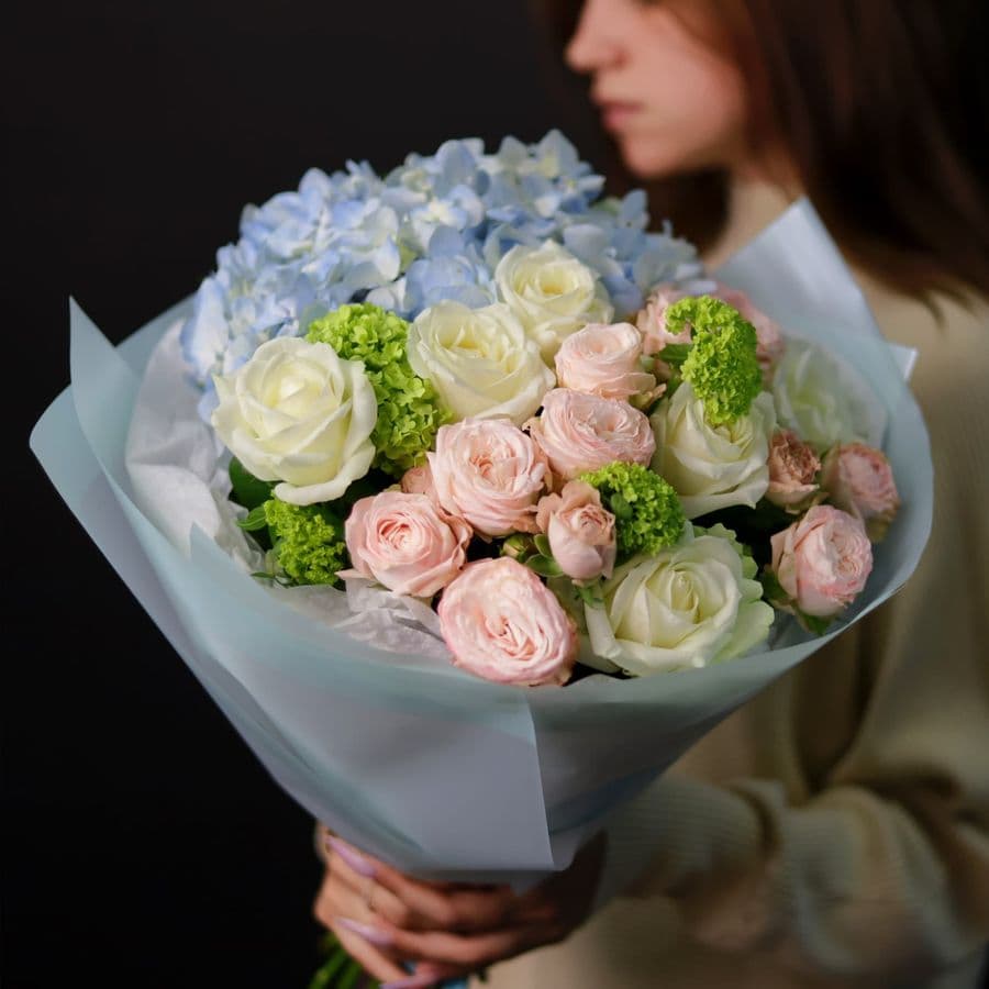 Букет из Гортензии и Роз «Невинность чувств»