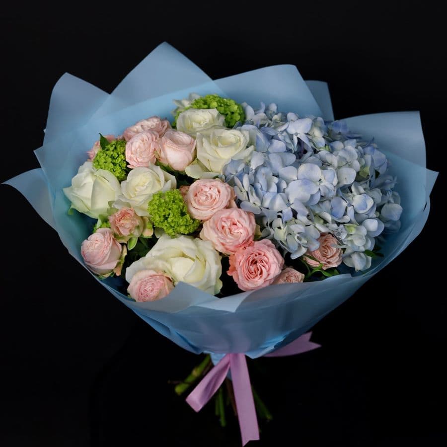 Букет из Гортензии и Роз «Невинность чувств»