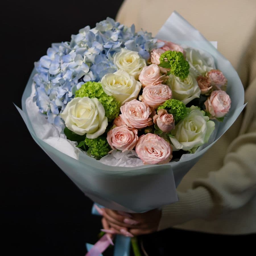 Букет из Гортензии и Роз «Невинность чувств»