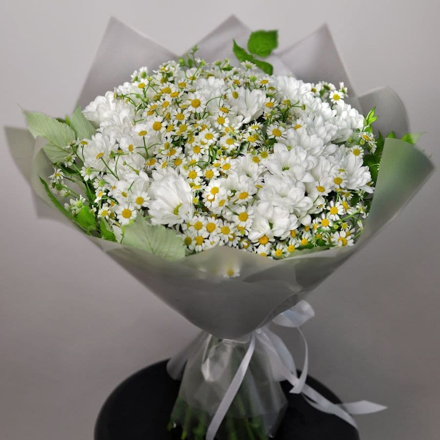 Букет из кустовых Хризантем и Матрикарий «Прелести полей»