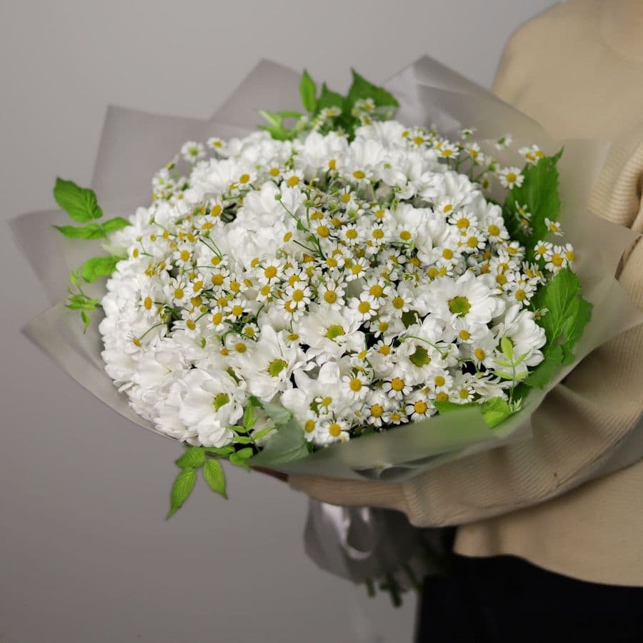 Букет из кустовых Хризантем и Матрикарий «Прелести полей»