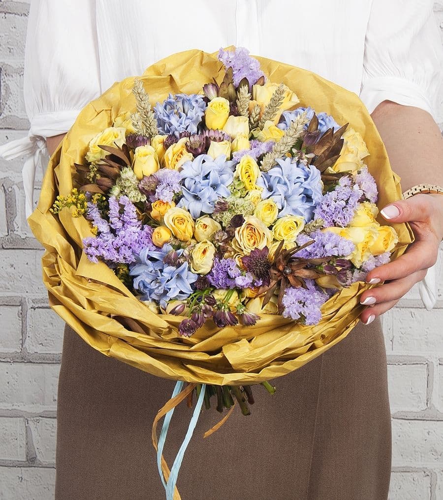 Букет из Кустовых Роз, Гиацинтов и Статицы «Наступила осень»