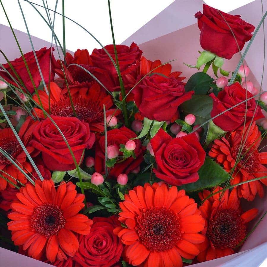 Букет из Гермини, Роз и Берграса «Страсть не скрыть»