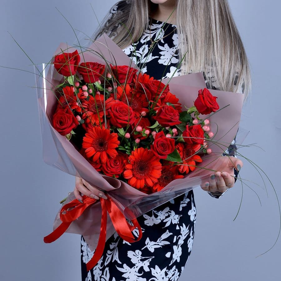 Букет из Гермини, Роз и Берграса «Страсть не скрыть»