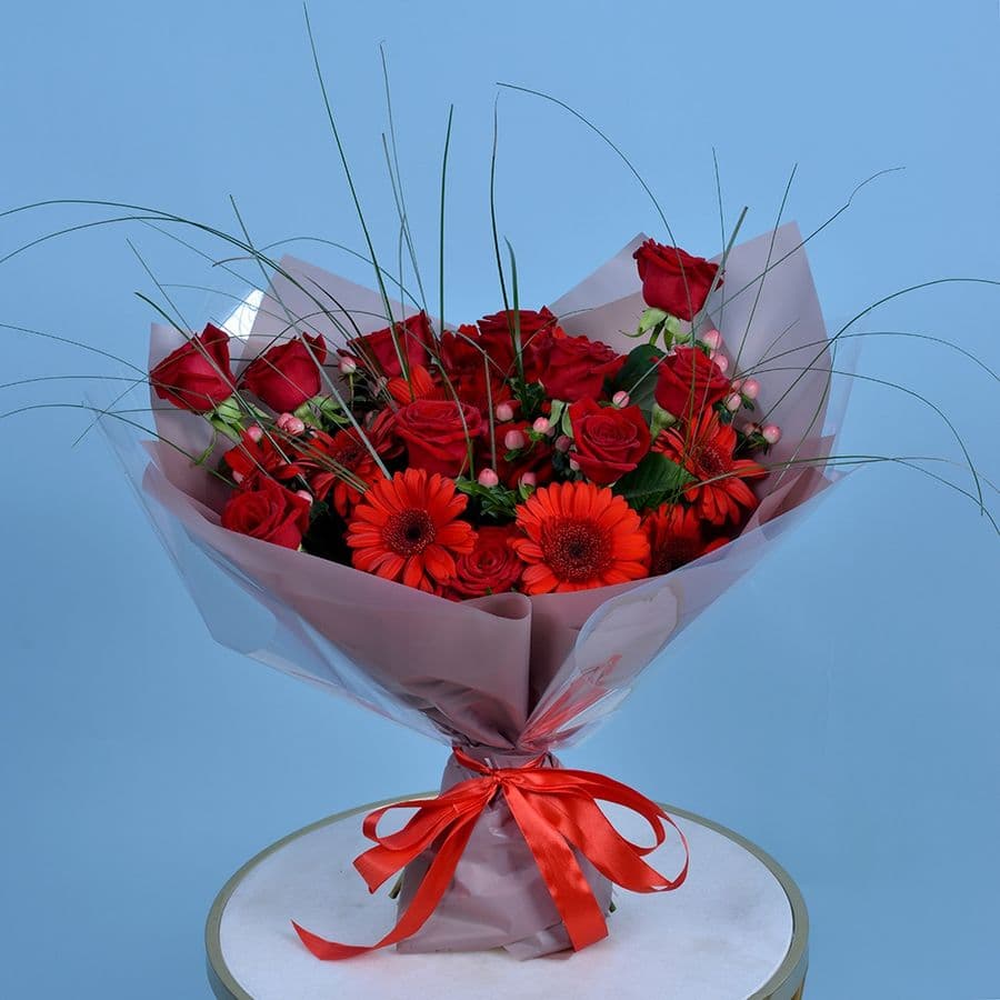 Букет из Гермини, Роз и Берграса «Страсть не скрыть»