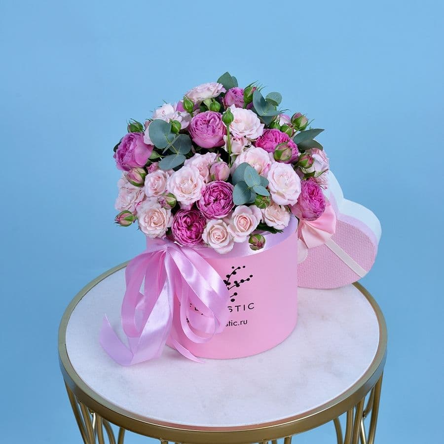 Композиция из Роз в шляпной коробке «Утро перед торжеством»