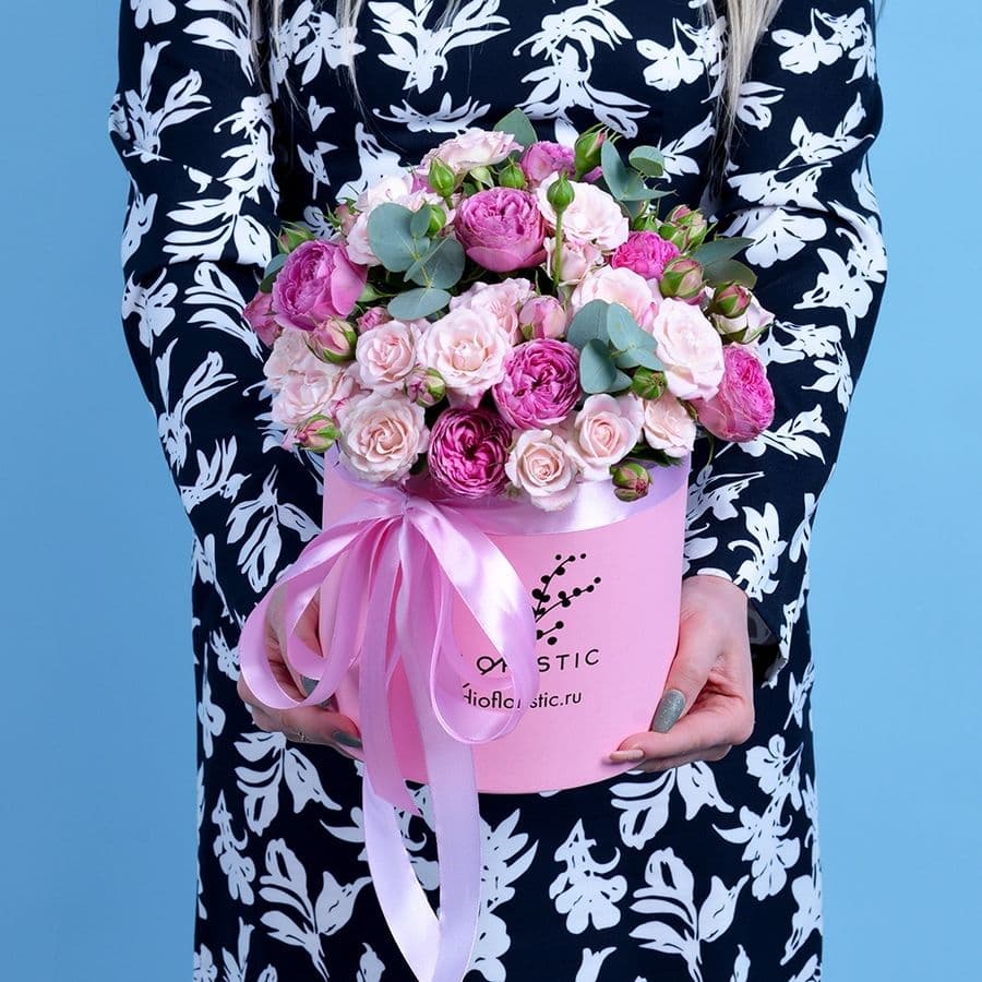 Композиция из Роз в шляпной коробке «Утро перед торжеством»