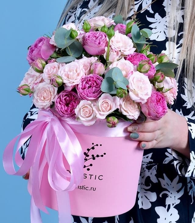 Композиция из Роз в шляпной коробке «Утро перед торжеством» Композиция из Роз в шляпной коробке «Утро перед торжеством»