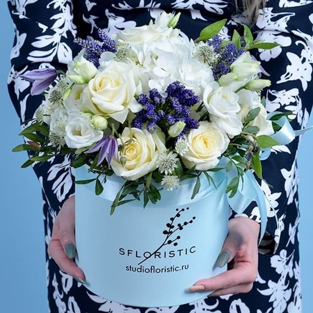 Композиция из Роз, Гортензии и Вероники в шляпной коробке «Утро в облаках» Композиция из Роз, Гортензии и Вероники в шляпной коробке «Утро в облаках»