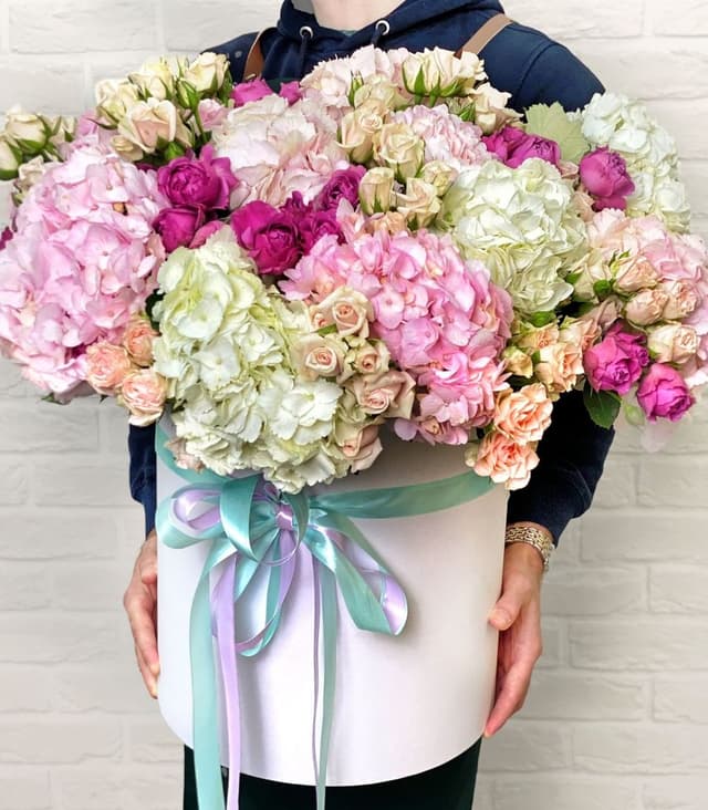 Композиция из Гортензий и Роз в шляпной коробке «Блаженство» Композиция из Гортензий и Роз в шляпной коробке «Блаженство»