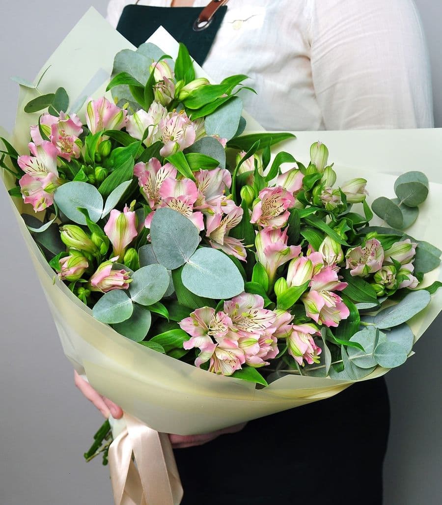 Букет из нежно-розовой Альстромерии с Эвкалиптом «Розовая Магия»