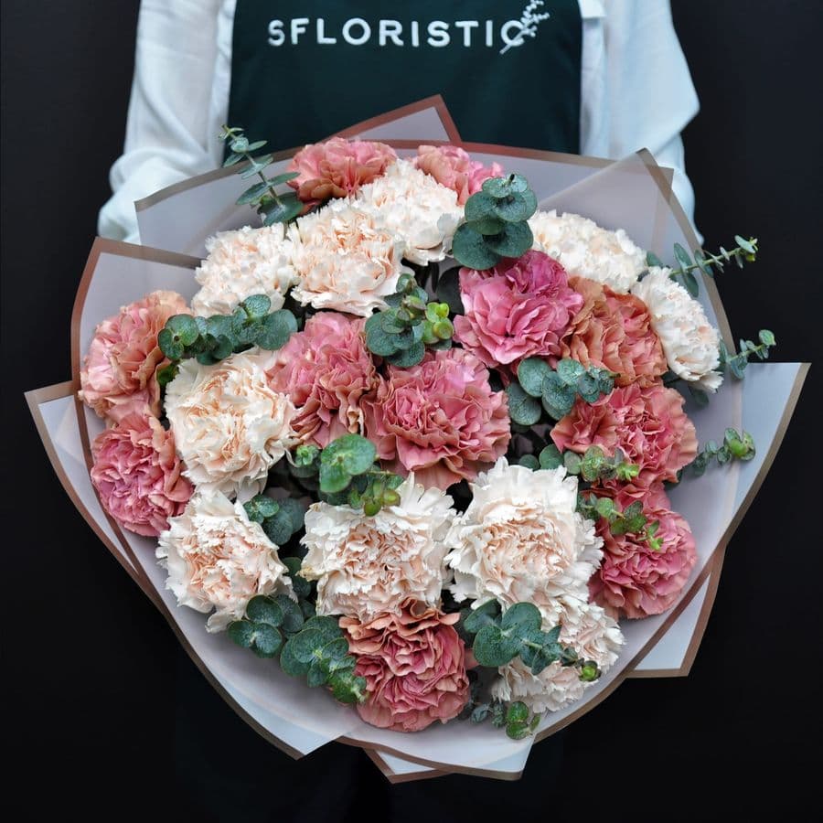 Букет из Диантуса Микс цветов и Эвкалипта «Пудровый Диантус»