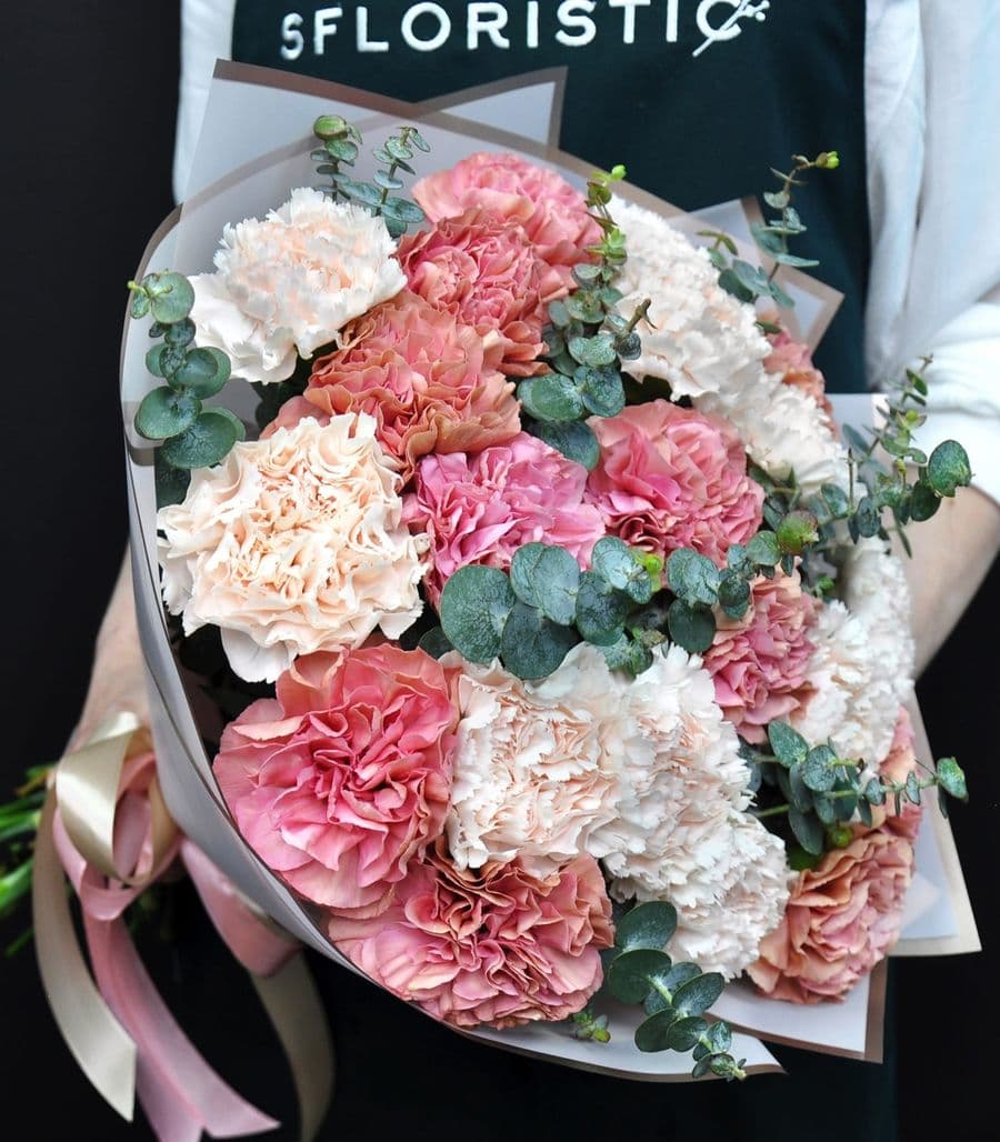 Букет из Диантуса Микс цветов и Эвкалипта «Пудровый Диантус»