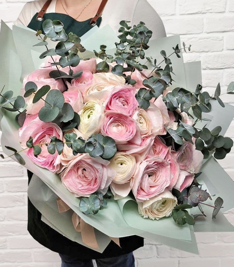 Букет из Ранункулюсов с эвкалиптом «Розовая пелена»