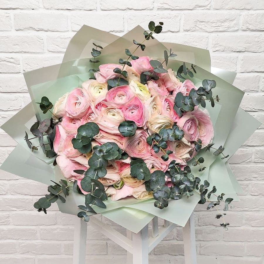 Букет из Ранункулюсов с эвкалиптом «Розовая пелена»