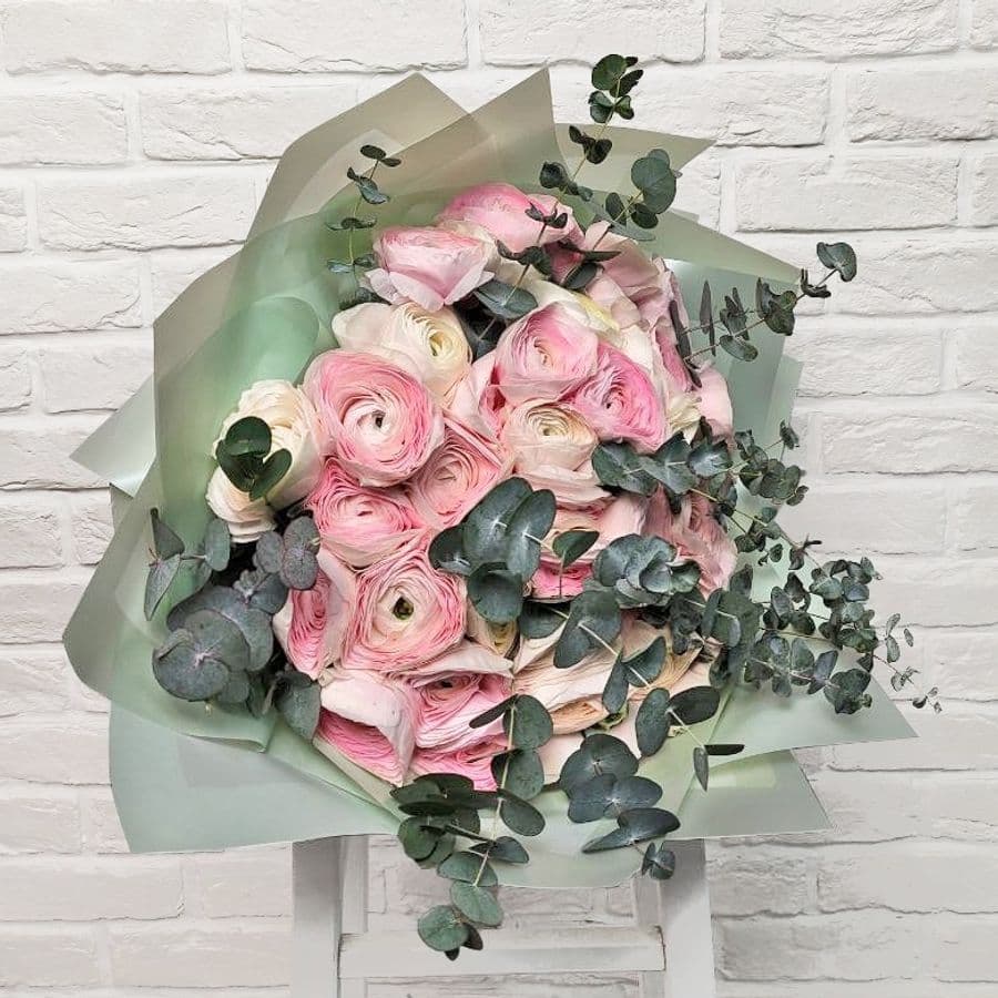 Букет из Ранункулюсов с эвкалиптом «Розовая пелена»