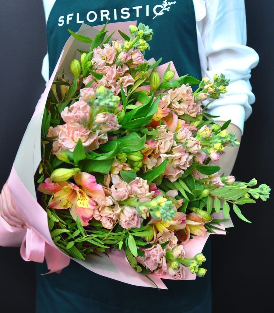 Букет из Маттиолы и Альстромерии «Нюдовое настроение»