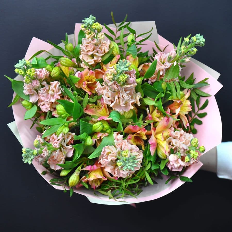 Букет из Маттиолы и Альстромерии «Нюдовое настроение»