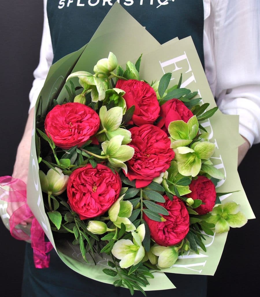 Букет из Рэд Пиано и Хелеборуса «Лаймовый коктейль»