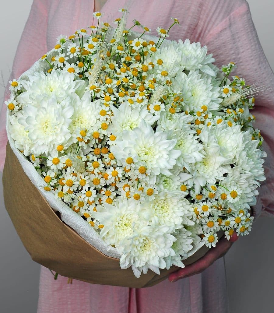 Букет из Хризантемы Кустовой и Матрикарии «Нежное послание»