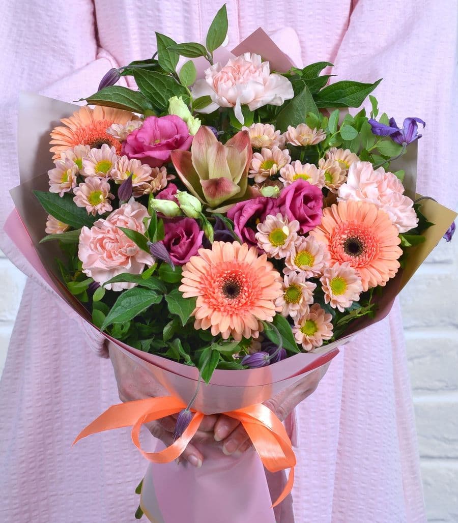 Букет из Гермини, Лизиантуса и Гвоздик "Тайна"