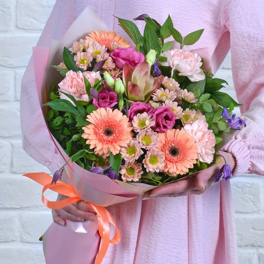 Букет из Гермини, Лизиантуса и Гвоздик "Тайна"