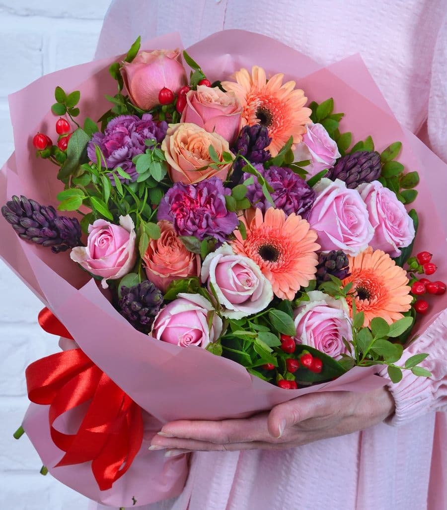 Букет из Гермини, Розы и Диантуса «Загадка взгляда»