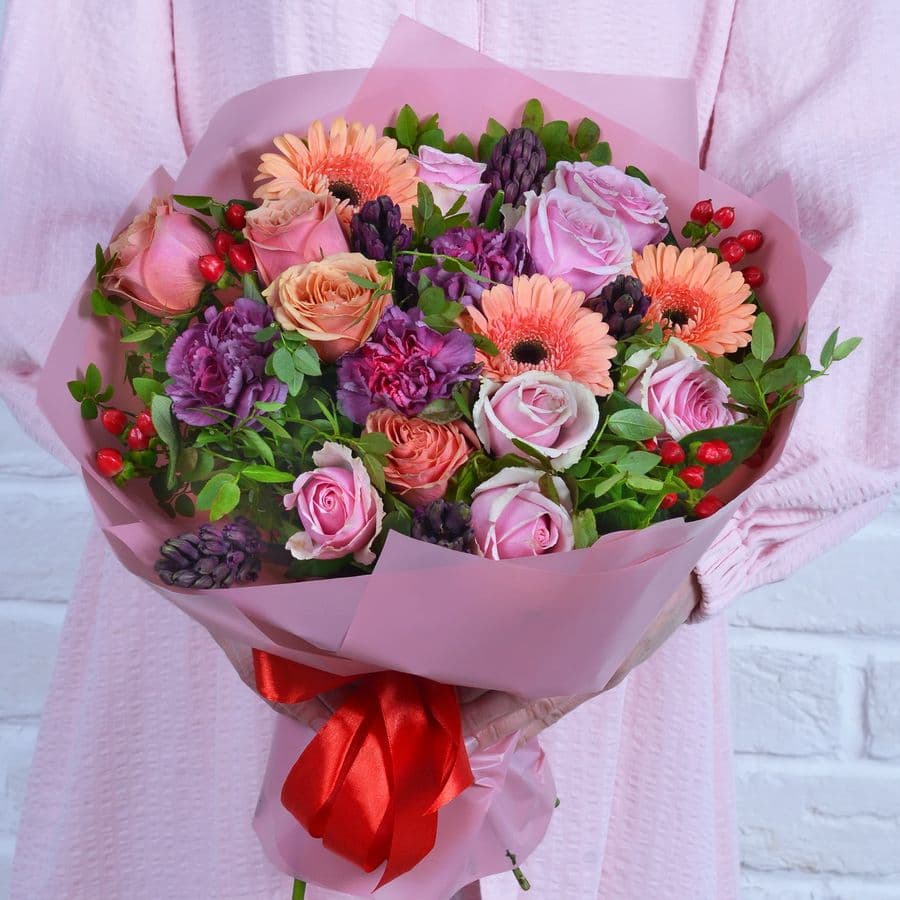 Букет из Гермини, Розы и Диантуса «Загадка взгляда»