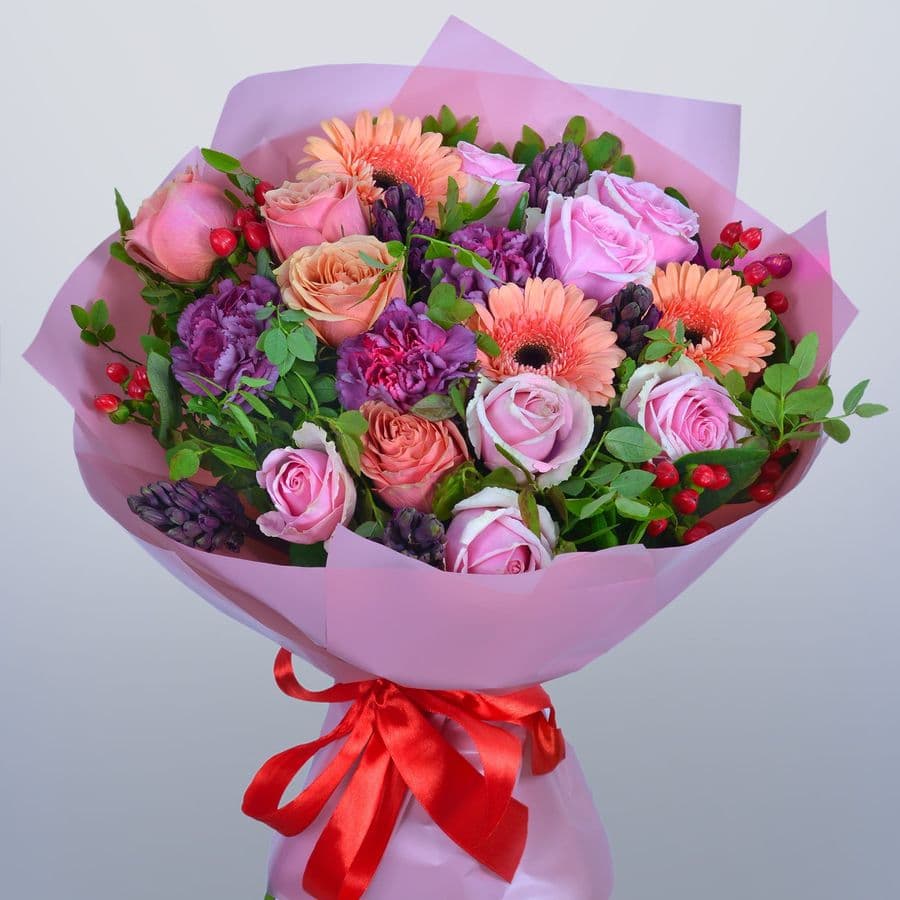 Букет из Гермини, Розы и Диантуса «Загадка взгляда»