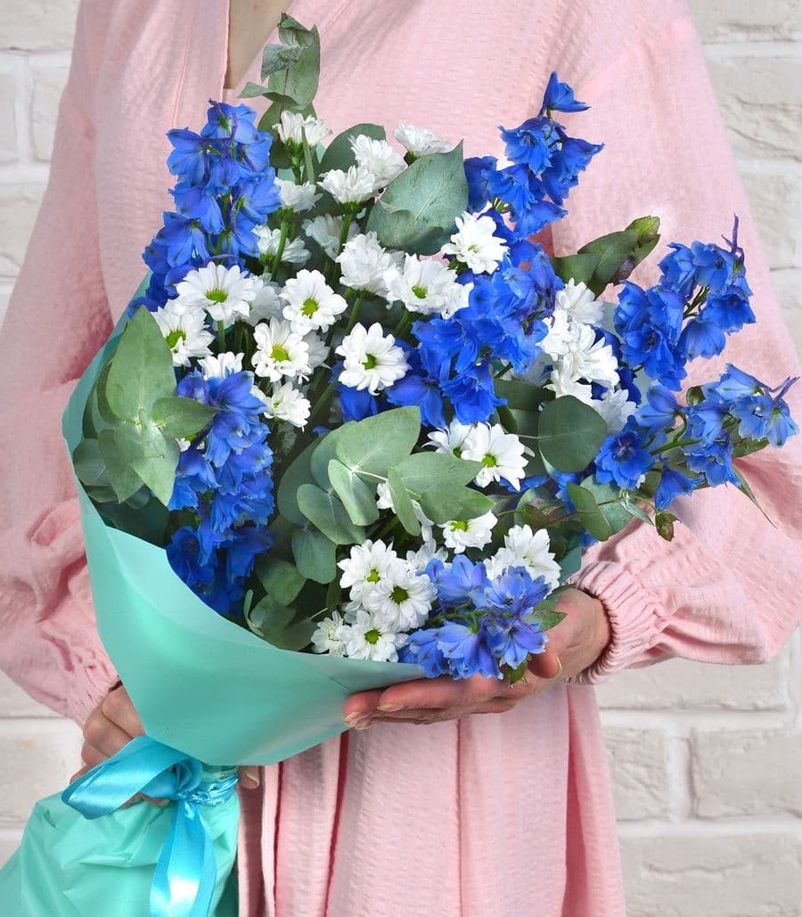 Букет из Дельфиниума и Кустовой Хризантемы «Простота совершенства»