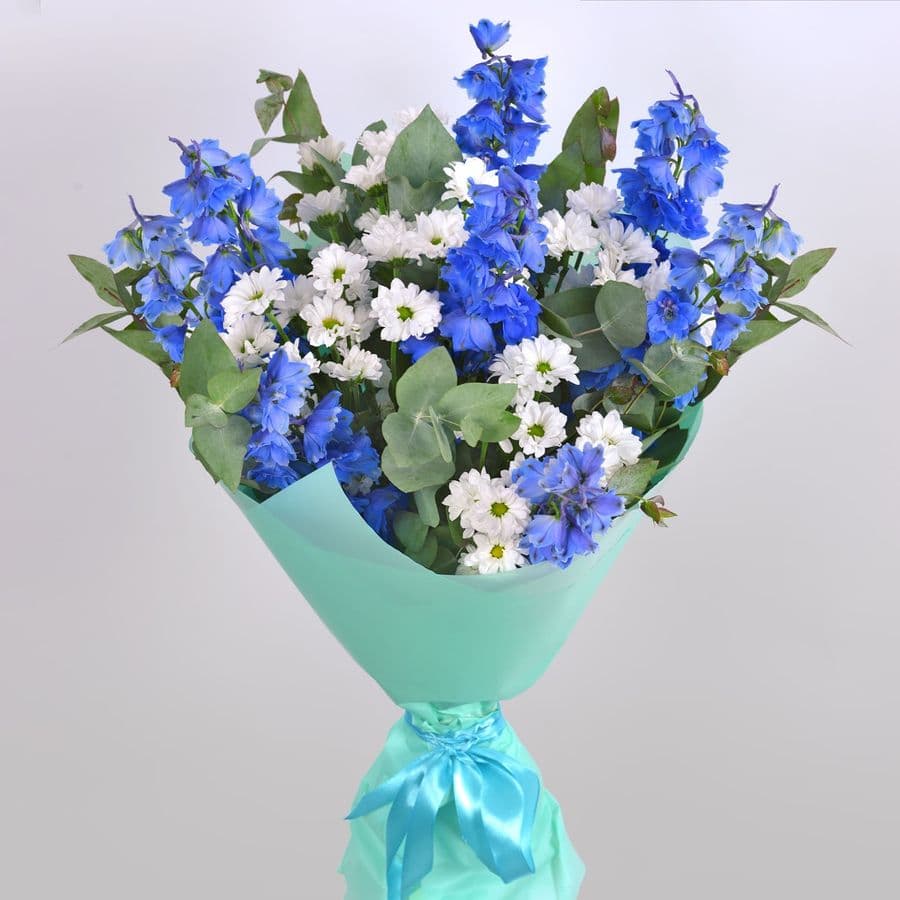 Букет из Дельфиниума и Кустовой Хризантемы «Простота совершенства»