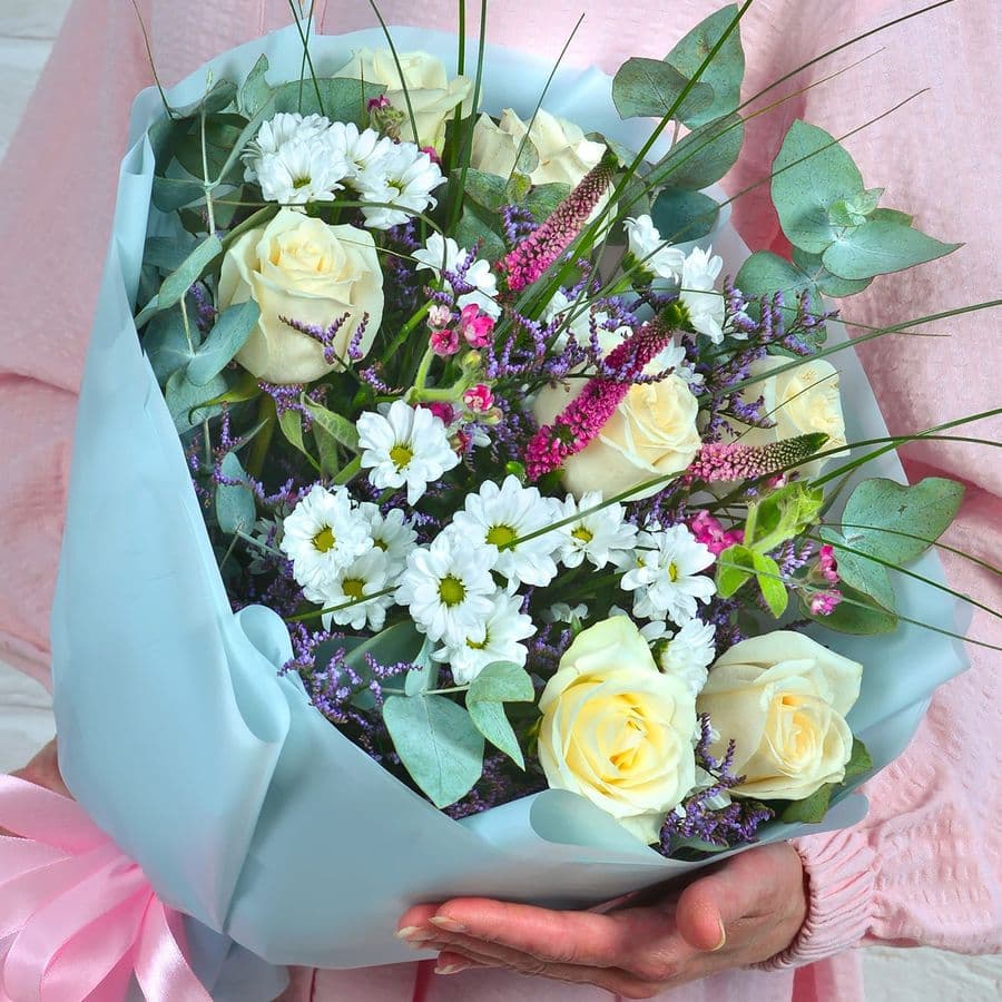 Букет из Кустовой Хризантемы, Роз и Вероники «Весточка утра»