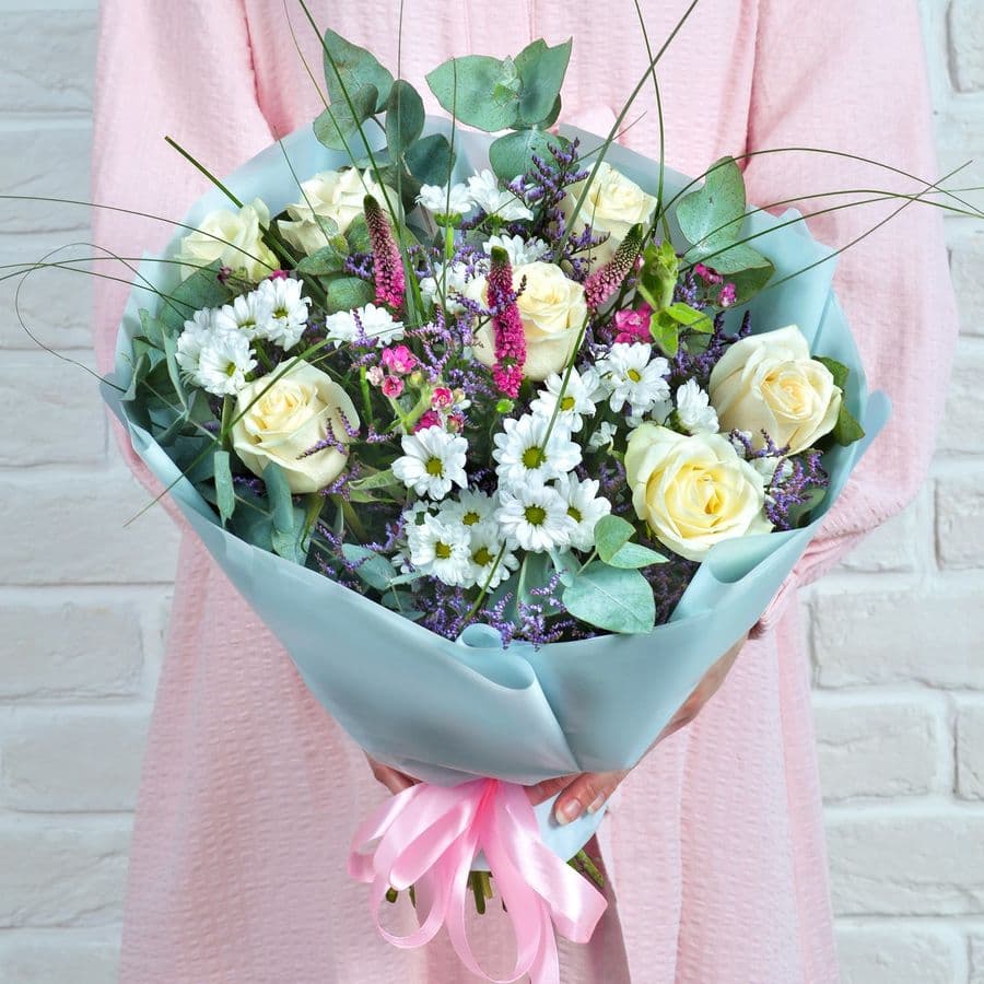 Букет из Кустовой Хризантемы, Роз и Вероники «Весточка утра»