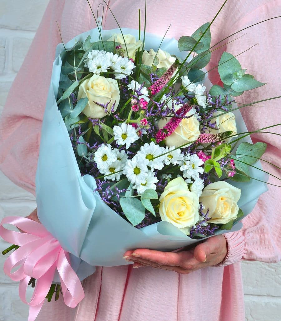 Букет из Кустовой Хризантемы, Роз и Вероники «Весточка утра»