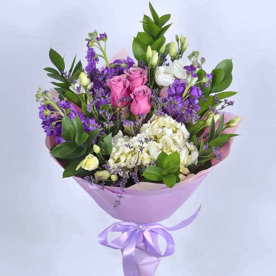 Букет из Маттиолы, Гортензии, Роз и Лизиантуса «Знакомство»