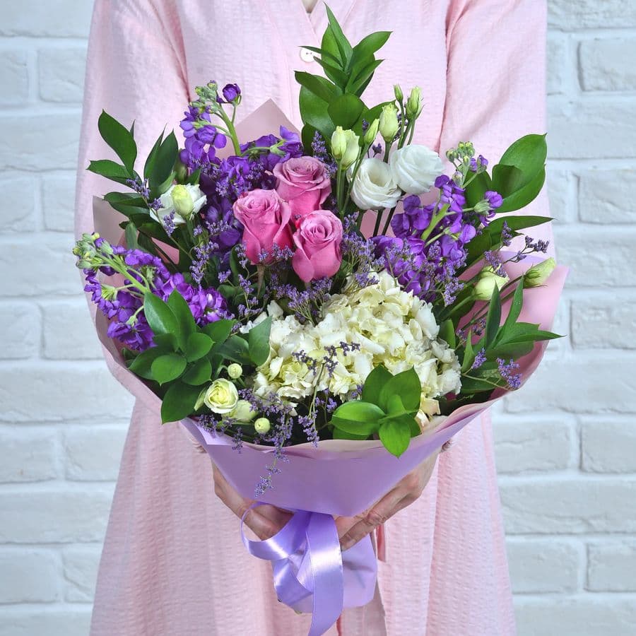 Букет из Маттиолы, Гортензии, Роз и Лизиантуса «Знакомство»