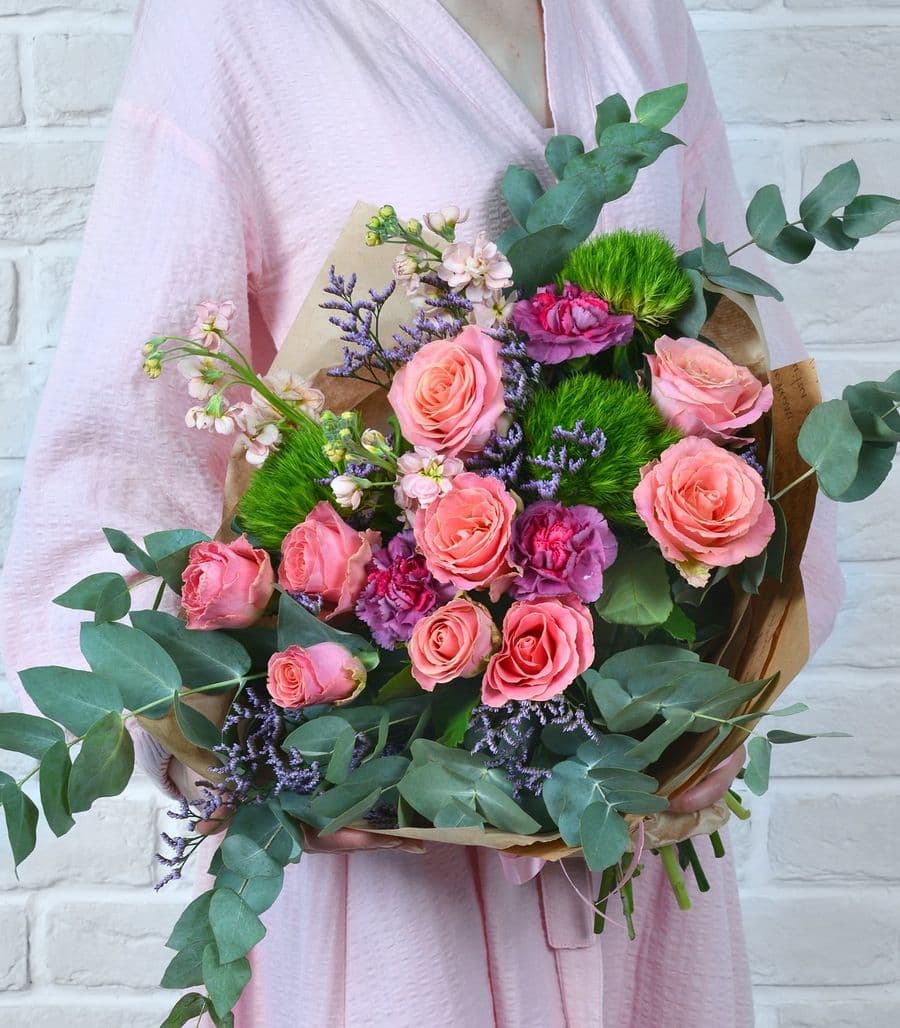 Букет из Роз и Зеленой Гвоздики "Альпина"