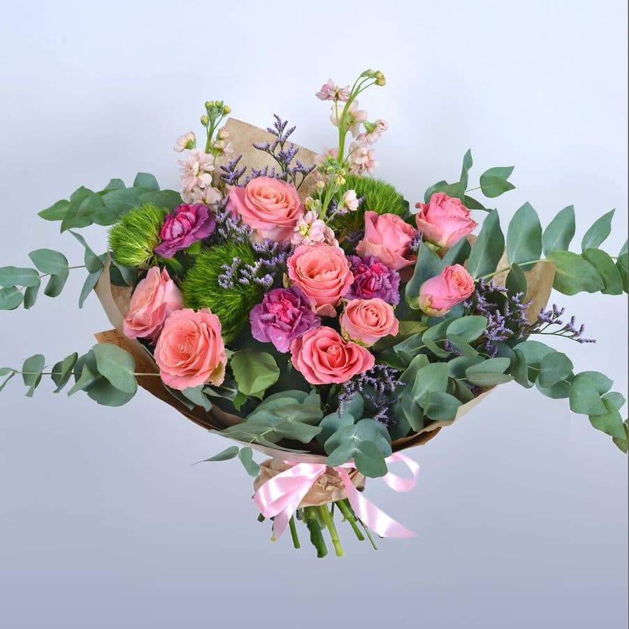 Букет из Роз и Зеленой Гвоздики "Альпина"