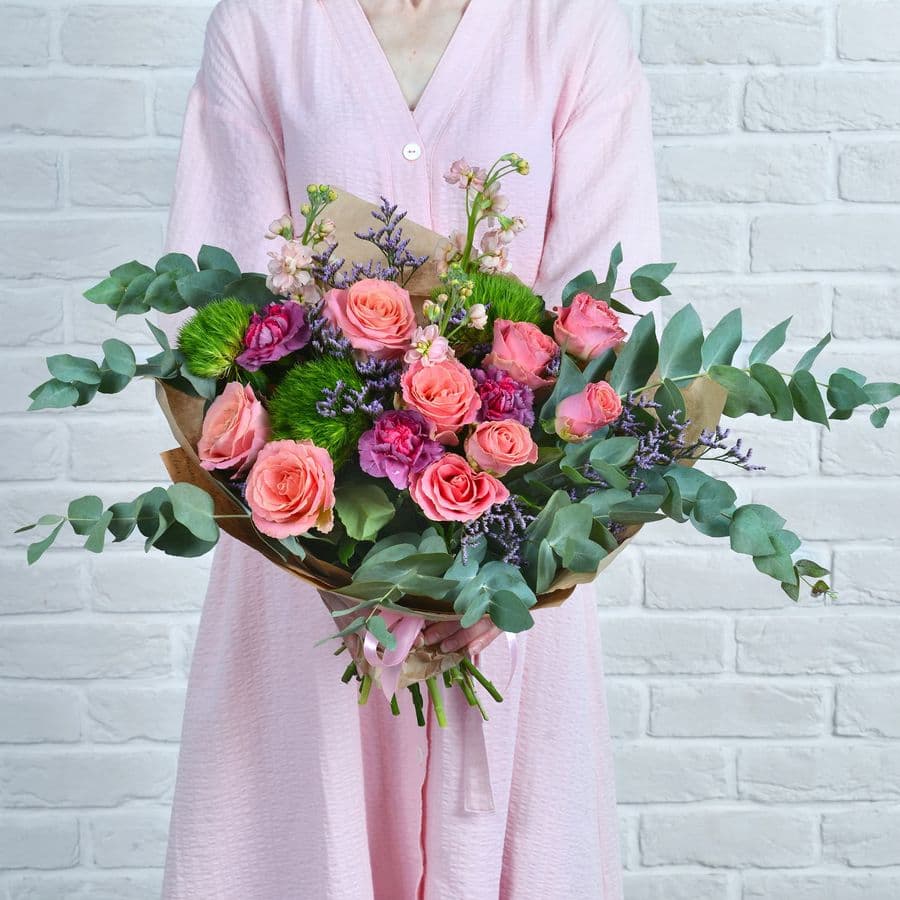 Букет из Роз и Зеленой Гвоздики "Альпина"