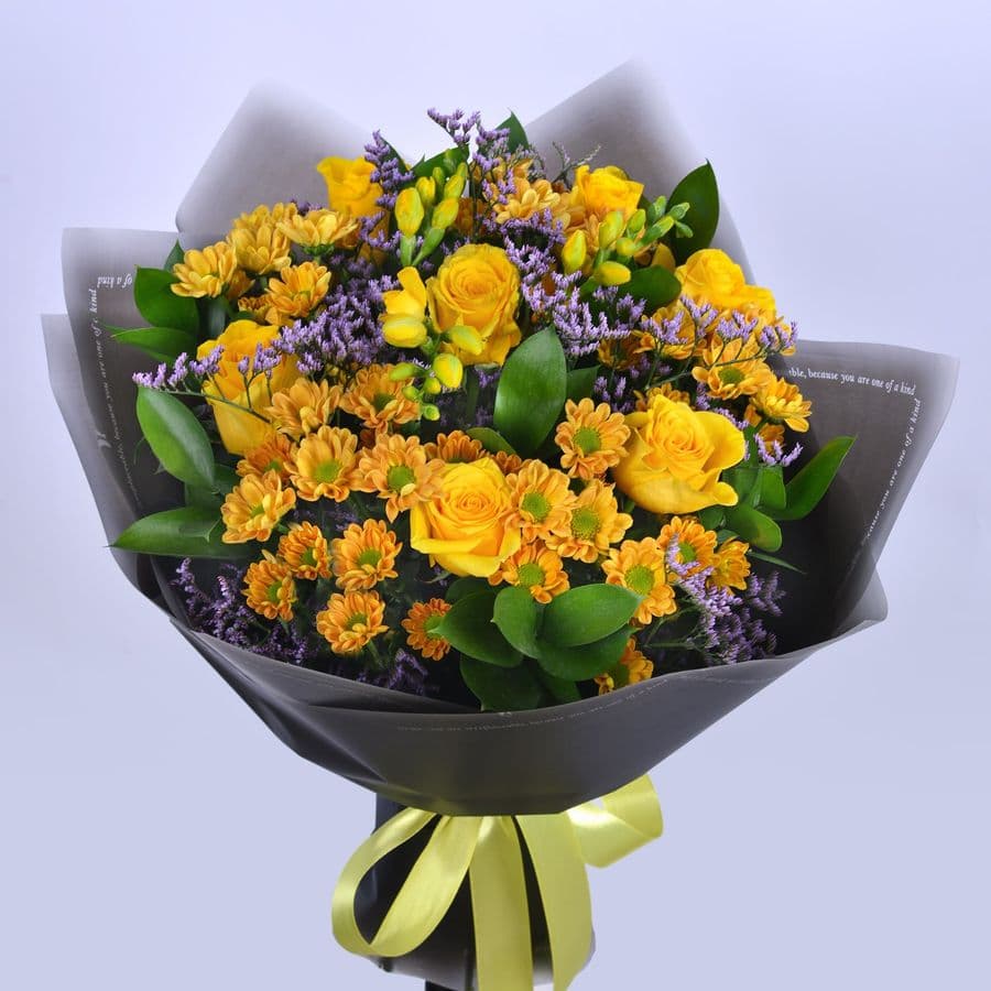Букет из Роз, Фрезий и Хризантемы Сантини «Горчичное настроение»