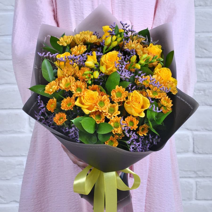 Букет из Роз, Фрезий и Хризантемы Сантини «Горчичное настроение»